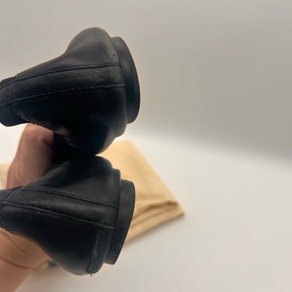 Tory Burch Caroline Black Leather Flats with Gold Emblem size 8 dustbag - Picture 6 of 8